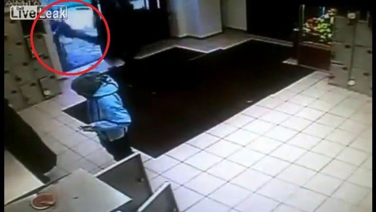 'El Gran Golpe': Un ladrón 'sale volando' del banco tras pisar una placa de hielo