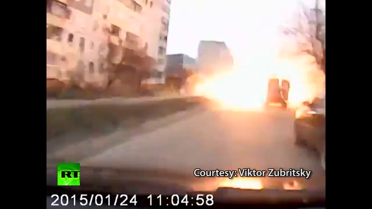 Dramáticas imágenes: un conductor graba el intenso ataque a Mariúpol 