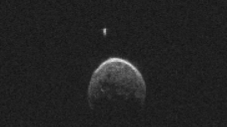 Video: El gran asteroide que se acercó a la Tierra tiene su propia luna