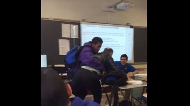 Un estudiante tira al suelo al profesor que le quitó el celular