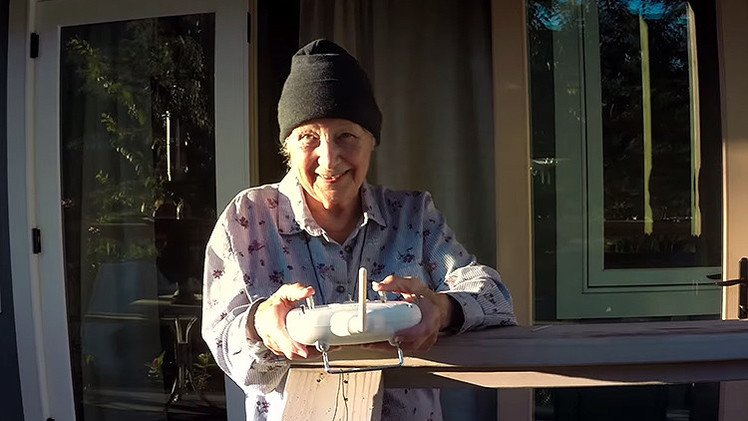 Una moderna abuela de 91 años maneja un dron y se hace un selfi con una GoPro