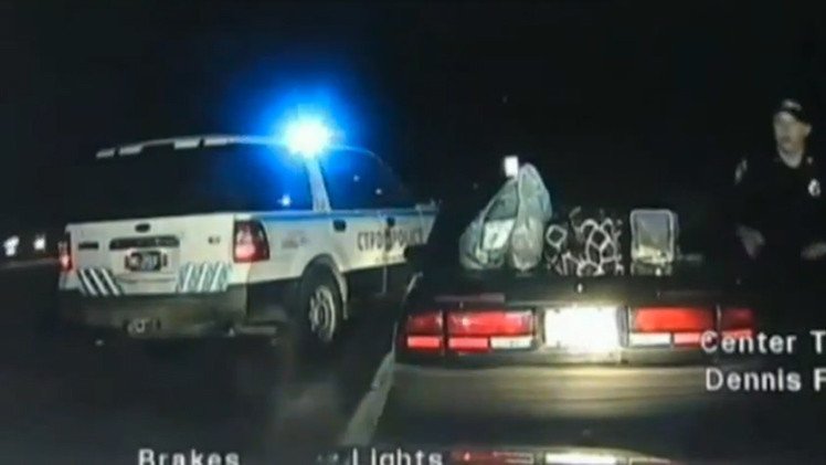 Una mujer arrestada y esposada logra escapar robándole el auto a los policías