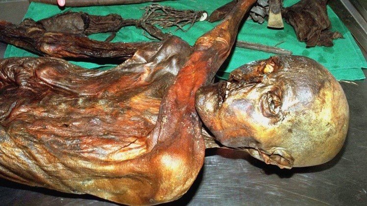 Determinan que la momia Ötzi hallada en los Alpes tiene 61 tatuajes en total