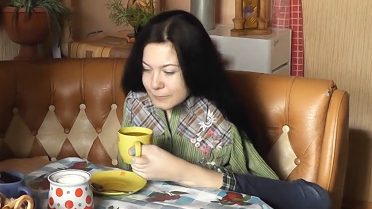 La vida como una hazaña: una joven rusa sin brazos cocina, dibuja y borda