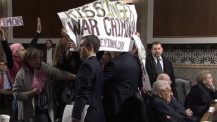 Manifestantes en el Congreso de EE.UU.: "Arresten a Kissinger por crímenes de guerra"