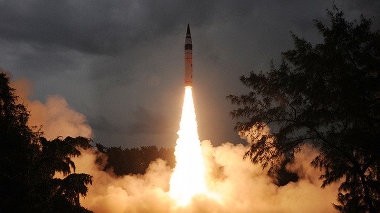 La India prueba su primer misil nuclear intercontinental, "el asesino de China"