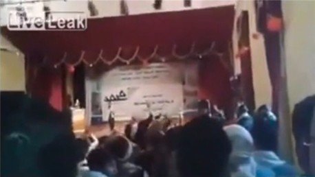 Momento de atentado suicida que dejó 33 muertos en Yemen