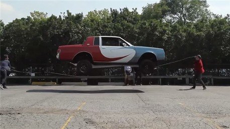 ¡Muy impresionante!: Un coche 'atleta' salta la cuerda