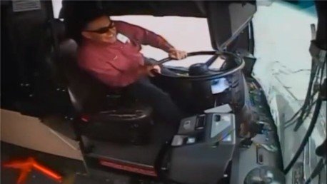 Sale ileso tras terrorífica colisión