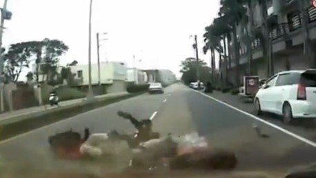 Grave accidente demuestra por qué hay que mirar antes de salir del automóvil
