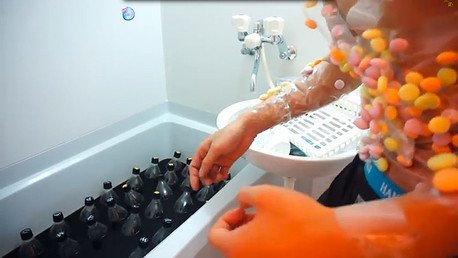 ¿Qué pasa si te metes a una tina de Coca-Cola con Mentos pegados en el cuerpo?