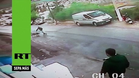 Un hombre salva la vida a un niño que iba a caerse por un abismo