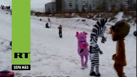 Un grupo de 'dibujos animados' se pelea con un hombre en un parque ruso
