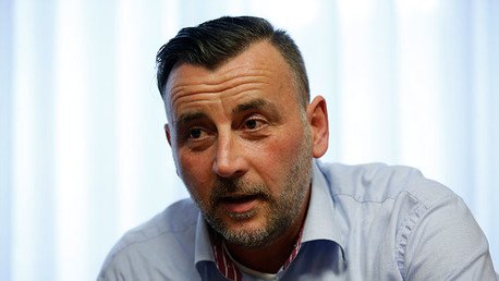 El líder del grupo antiislamista PEGIDA dimite tras hacerse viral su foto imitando a Hitler