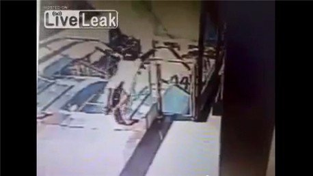 ¡Tremendo susto!: Un curioso niño descubre los peligros de una escalera mecánica