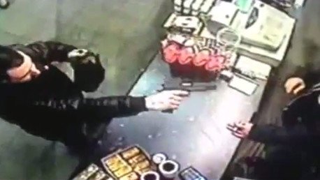 Insólito: valiente tendero arrebata una pistola de las manos de un atracador