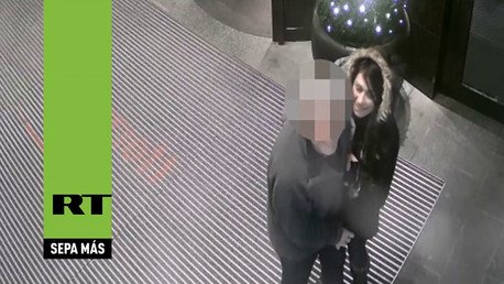 Atracción fatal: una mujer 'bolsiquea' a unos turistas con hipnotizantes 'técnicas de seducción'