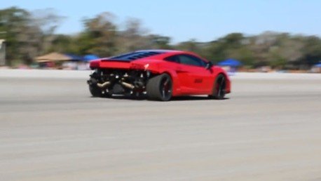Un Lamborghini Gallardo se estampa contra un estanque a toda velocidad