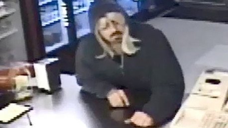 Un ladrón bigotón con peluca rubia de mujer provoca las burlas de sus víctimas