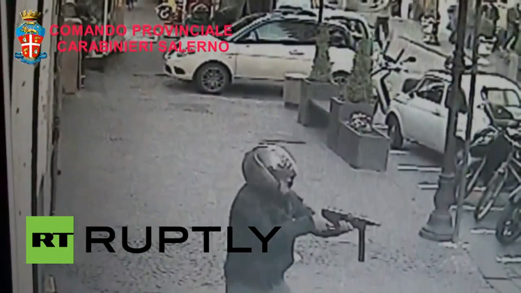 Hombre dispara una ametralladora entre una multitud en Italia