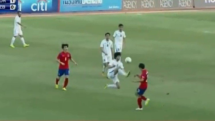 El fútbol y artes marciales 'se enredan' en un partido entre Uzbekistán y Corea del Sur 