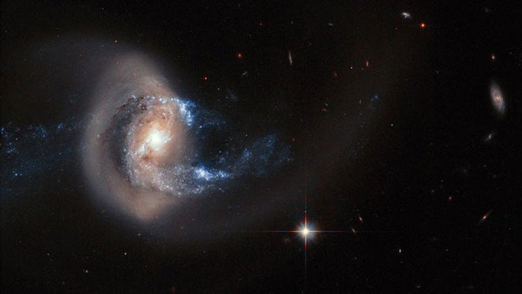 El telescopio Hubble capta un asombroso acto de canibalismo galáctico
