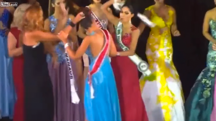 "¡No te la mereces!": Finalista de un concurso de belleza en Brasil arranca la corona a la ganadora