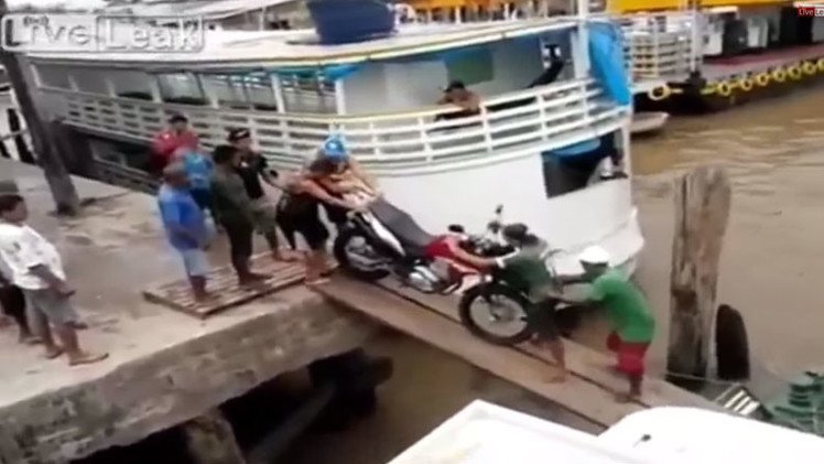 ¡Hombre al agua!: La 'operación motocicleta' por un puente de tablas termina en desastre