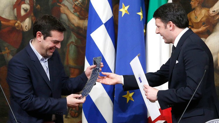 Tsipras: "Llevaré corbata cuando resolvamos la crisis de deuda griega"
