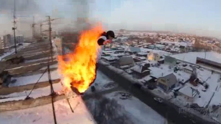 Salto mortal casi mortal: Se lanza de un edificio de 9 pisos con el cuerpo en llamas