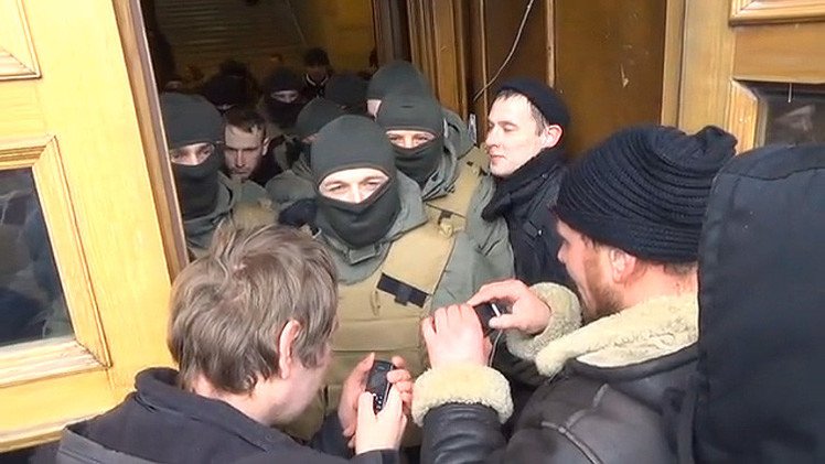 Manifestantes intentan asaltar el Ayuntamiento de Kiev