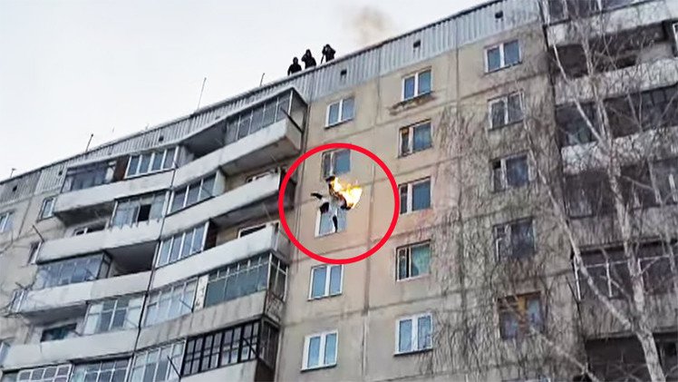 Un ruso realiza un salto mortal y en llamas desde un noveno piso