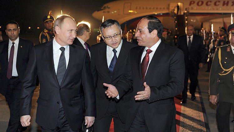 Video: Putin regala al presidente egipcio un fusil Kaláshnikov