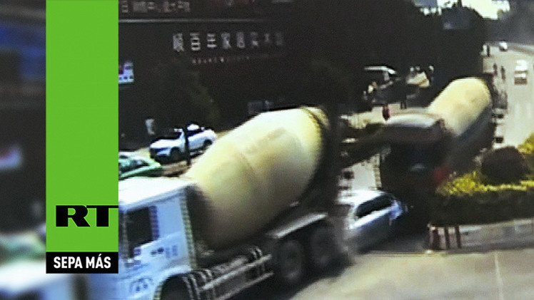 Dos hombres mueren aplastados entre dos camiones mezcladores de concreto