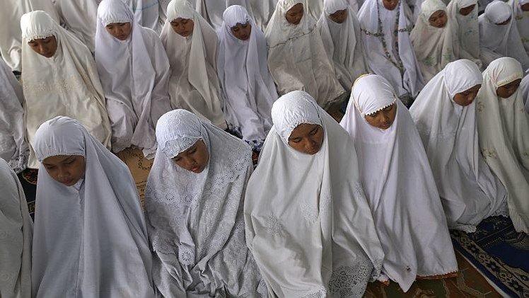 Una ciudad indonesia introduce pruebas de virginidad para las universitarias