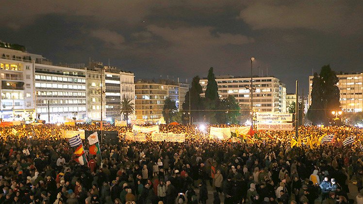 Al menos 15.000 personas salen a las calles de Atenas en apoyo al Gobierno de Syriza