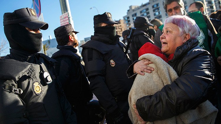 #ElviraSeQueda: Desahucian "de forma salvaje" a una madre soltera en España