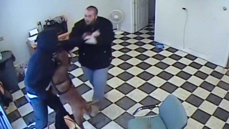 Un perro evita un robo a mano armada defendiendo a su amo