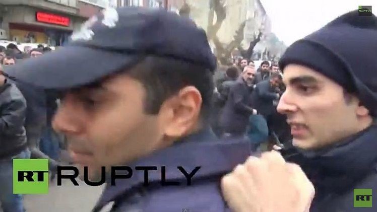 Video: Policía turco golpea a su colega por rechazar el uso del gas pimienta