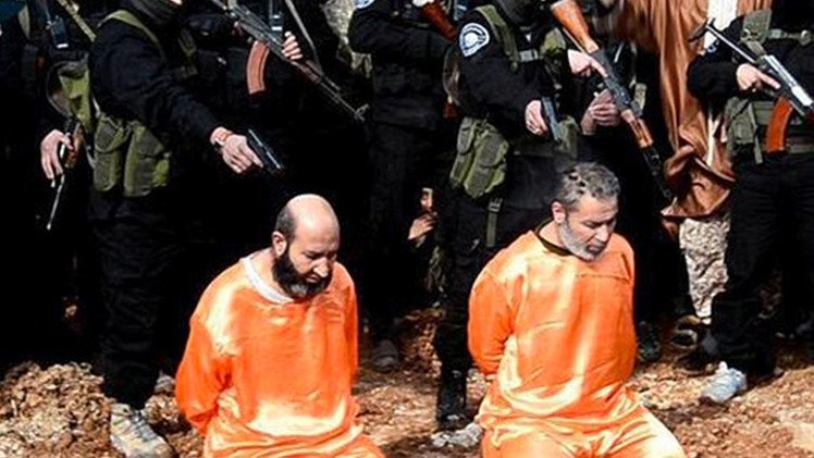 El Estado Islámico ejecuta y crucifica a presuntos espías ante la mirada de niños