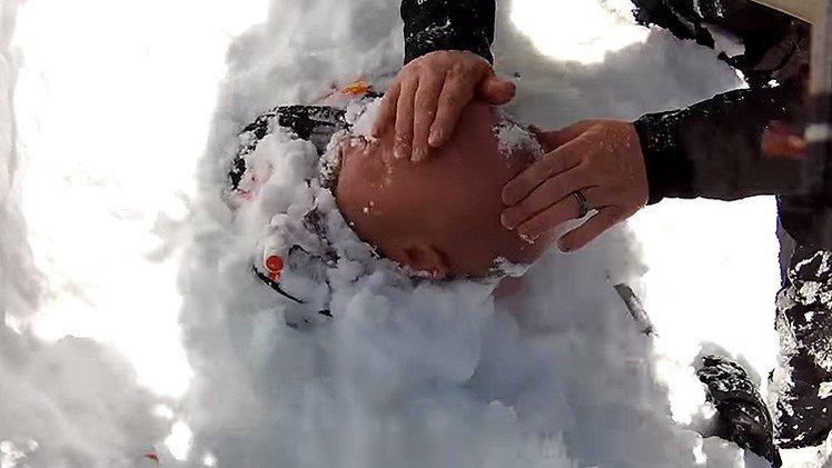 Rescatan a un esquiador que fue sepultado por una avalancha de nieve