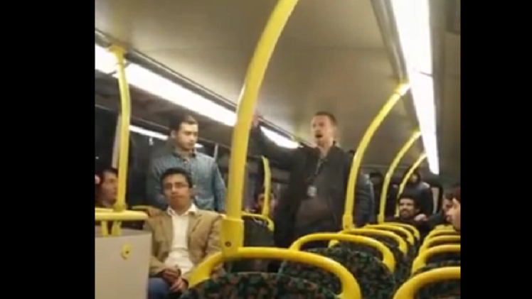  Dos españoles responden a una agresión en un autobús de Manchester