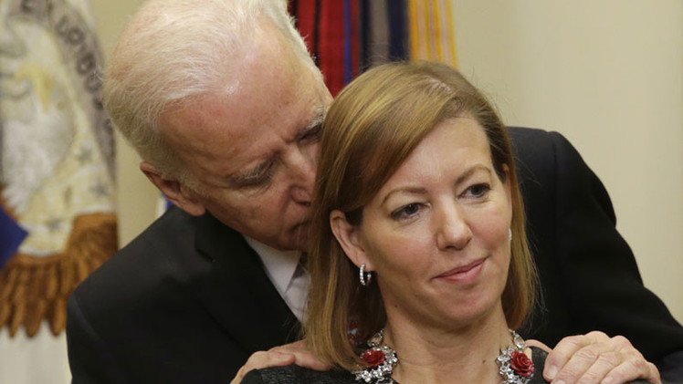 Video: El susurro de Biden a la esposa del jefe del Pentágono causa polémica en la Red