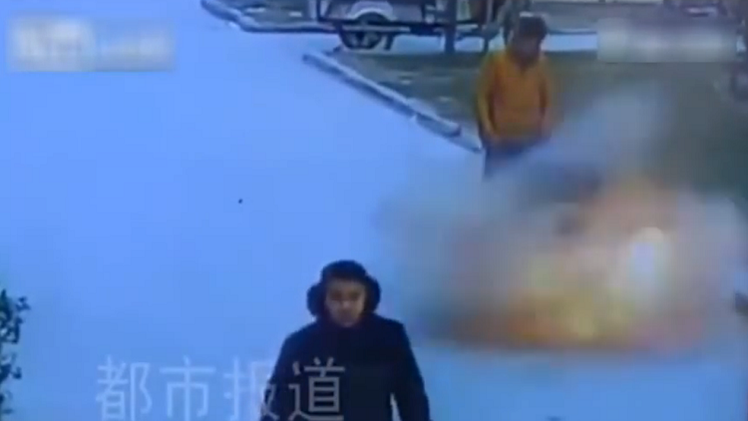 Una alcantarilla explota violentamente e hiere a un menor en China