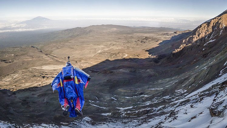 Video, fotos: Un ruso conquista el Kilimanjaro con un increíble salto base