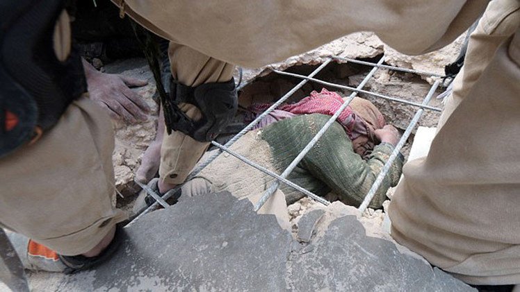 Impactantes imágenes: Rescatan a una anciana que sobrevivió a feroces bombardeos en Siria