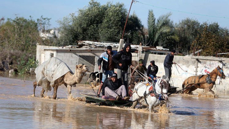 Fotos: Israel abre represas obligando a cientos de palestinos a abandonar sus casas inundadas