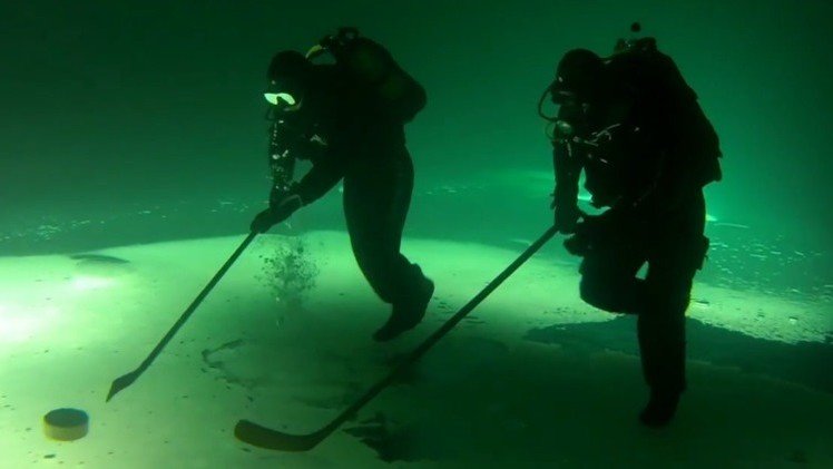 Hockey ‘patas arriba’: Buzos juegan bajo el hielo de un lago congelado