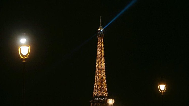 ¿Qué son los extraños objetos que sobrevuelan París por segunda noche consecutiva?