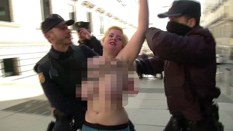 Video: Activistas de Femen protestan a pecho descubierto contra la 'ley mordaza'